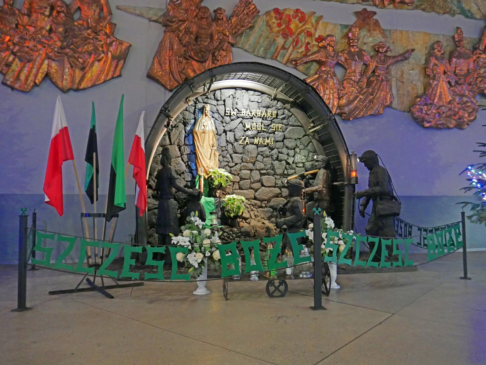 Kaplica świętej Barbary w cechowni i metalowe reliefy figuralne na ścianach