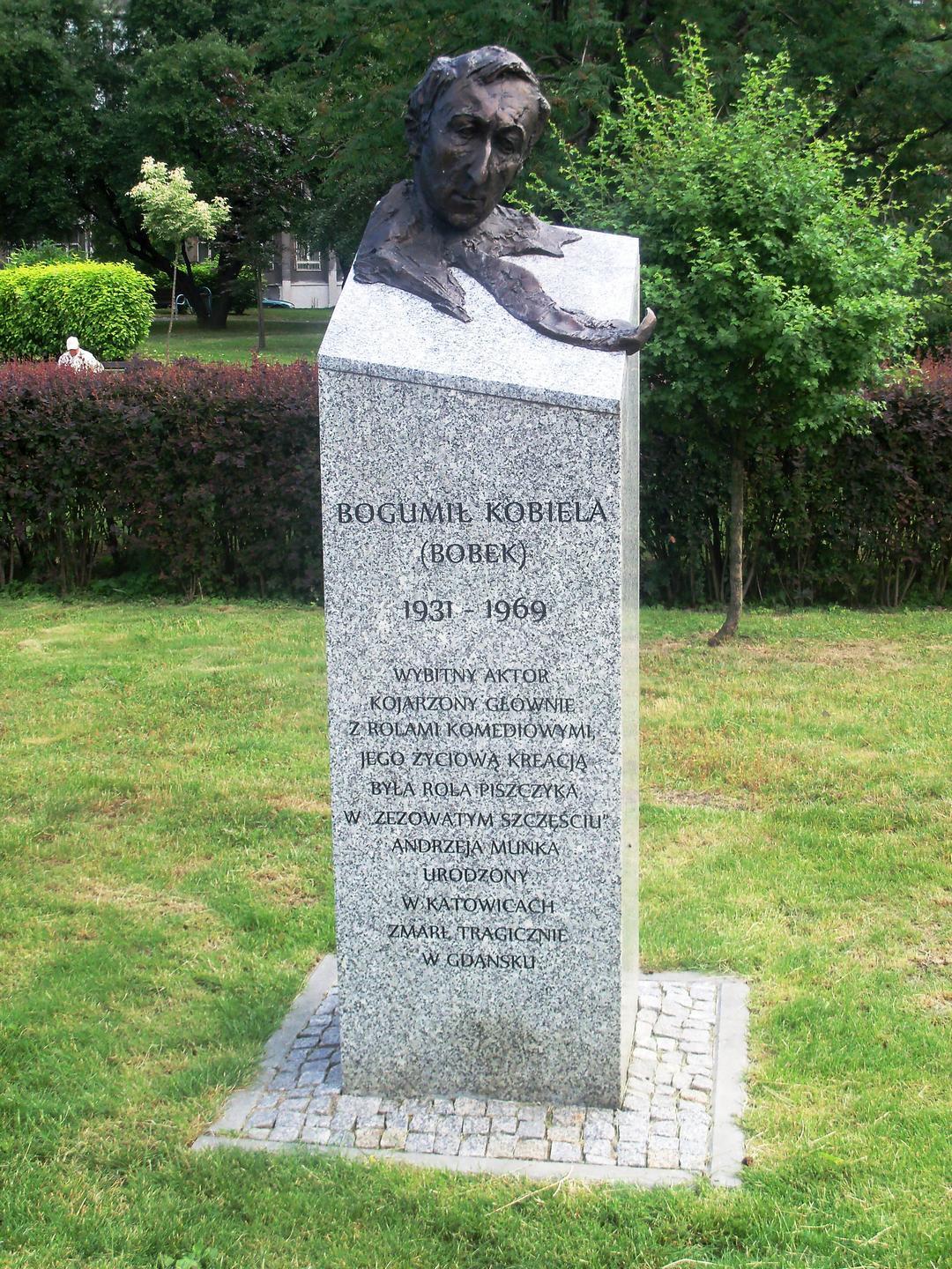 Katowice. Galeria Artystyczna przy placu Grunwaldzkim. Pomnik Bogumiła Kobieli. 23 czerwca 2011.