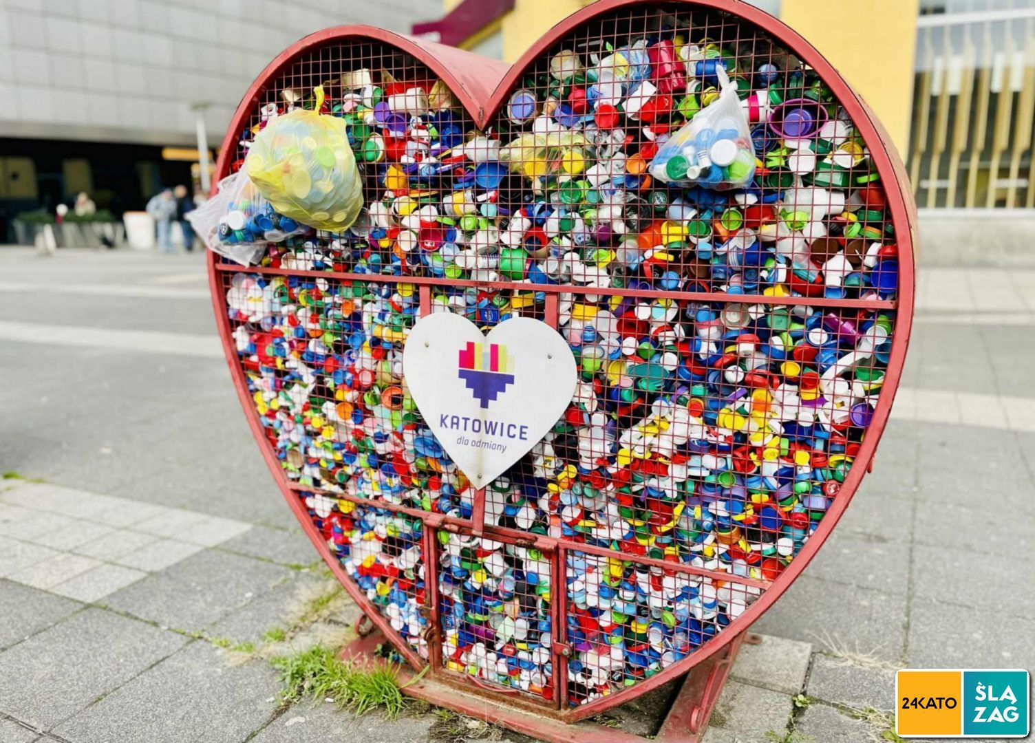 Katowice. Plac Wilhelma Szewczyka. Kosz na zakrętki. 17 listopada 2025.