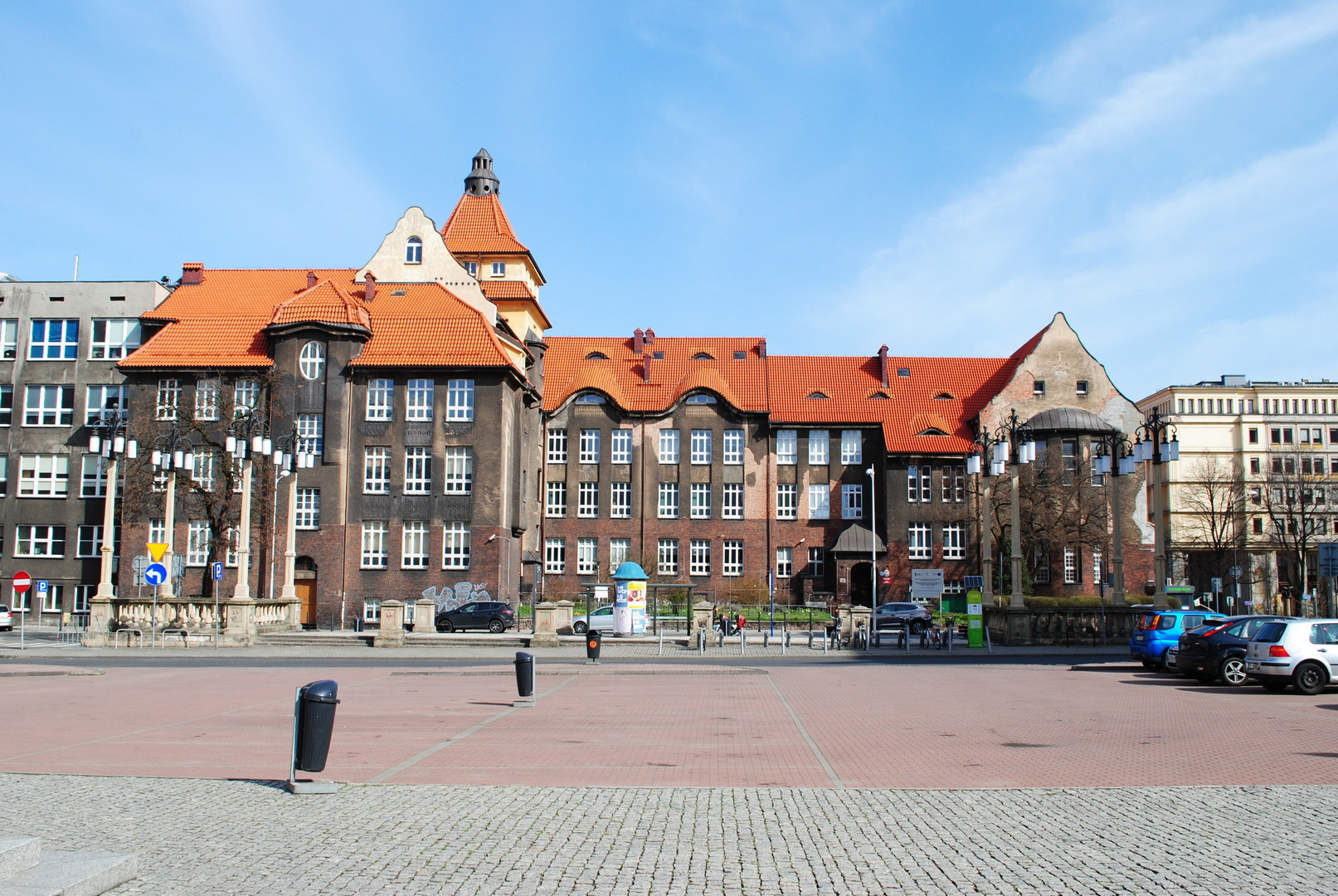 Katowice. Budynek dawnego Liceum Ogólnokształcącego im. Mikołaja Kopernika przy ulicy Jagiellońskiej 28. 5 kwietnia 2021.
