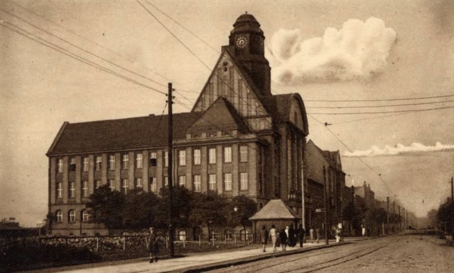 Gmach na pocztówce z ok. 1930 roku Fot. Autorstwa Wyd. Sal. Mal. Zagr. (Wydawnictwo Salonu Malarzy Zagranicznych) - https://www.sbc.org.pl/dlibra/publication/35637/edition/32289/content, Domena publiczna, https://commons.wikimedia.org/w/index.php?curid=118219448