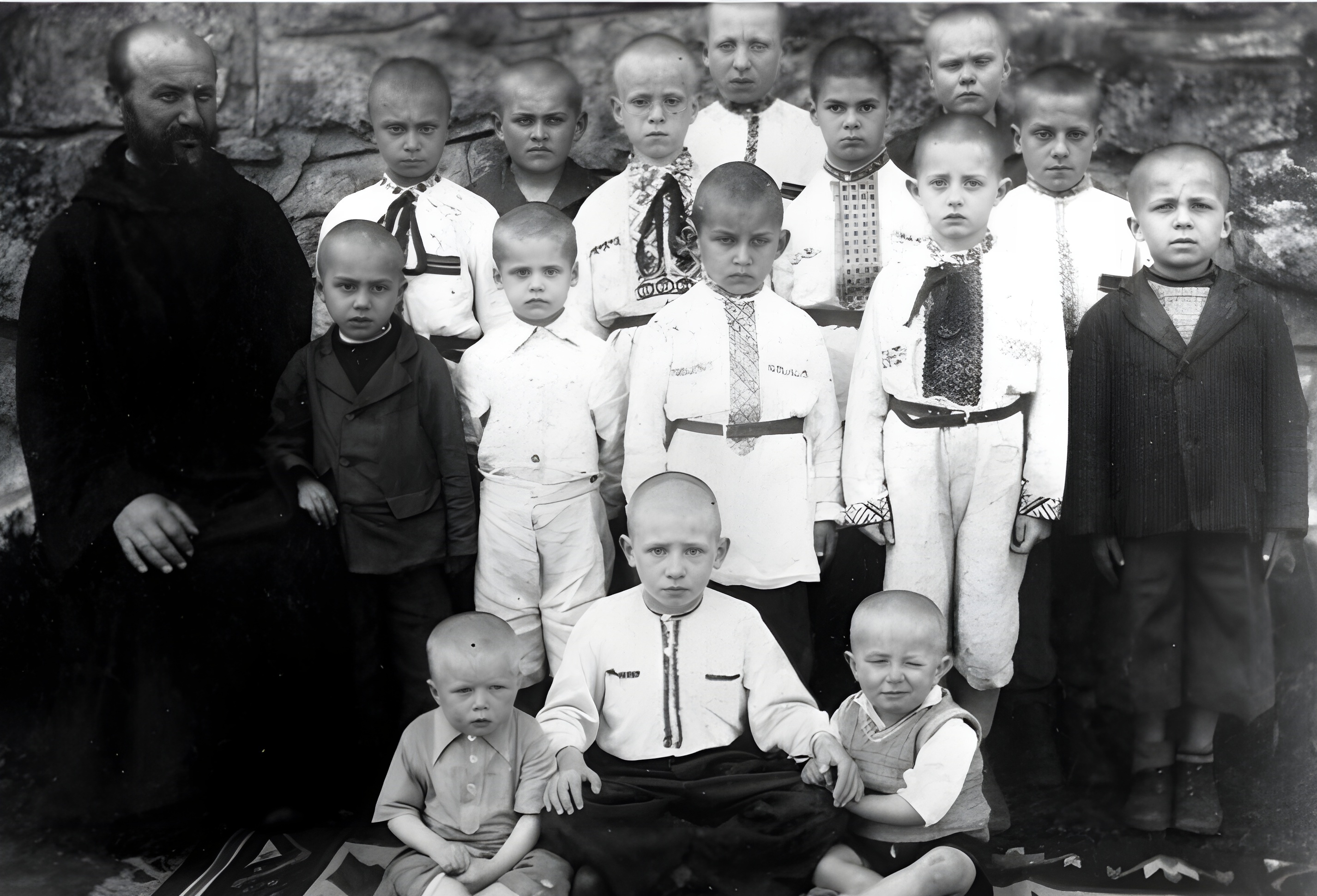 Klasztor w Ugniewie. W drugim rzędzie drugi i trzeci od prawej to Oded Amerant i Rotfeld Chameides nad i pomiędzy nimi