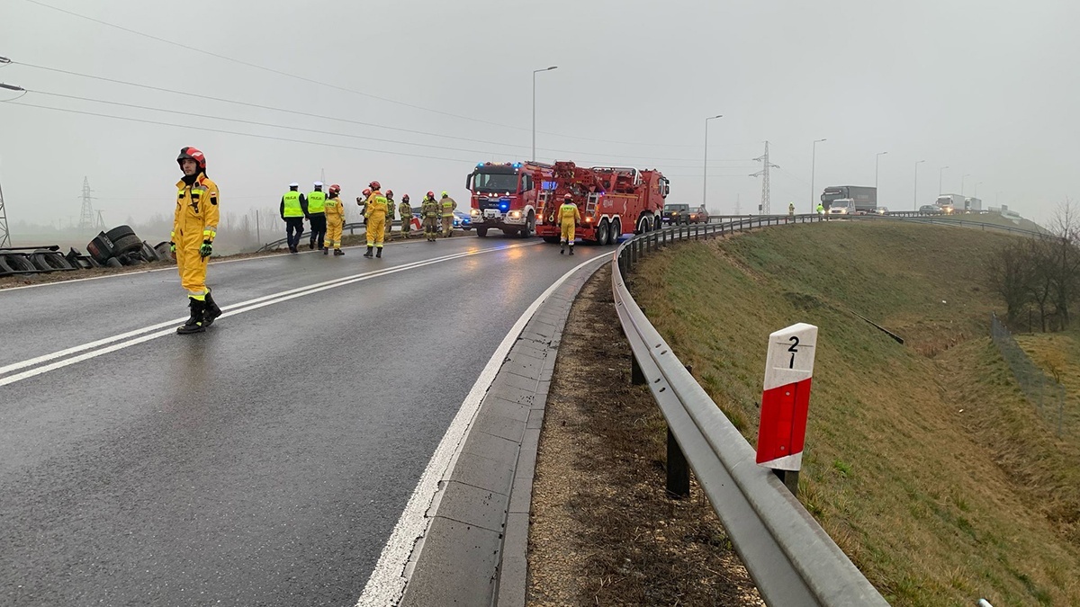 Kluczbork DK45 Wypadek Transportu Kurczakow Fot Pomoc Drogowa Lechmot 2025 03 24 03