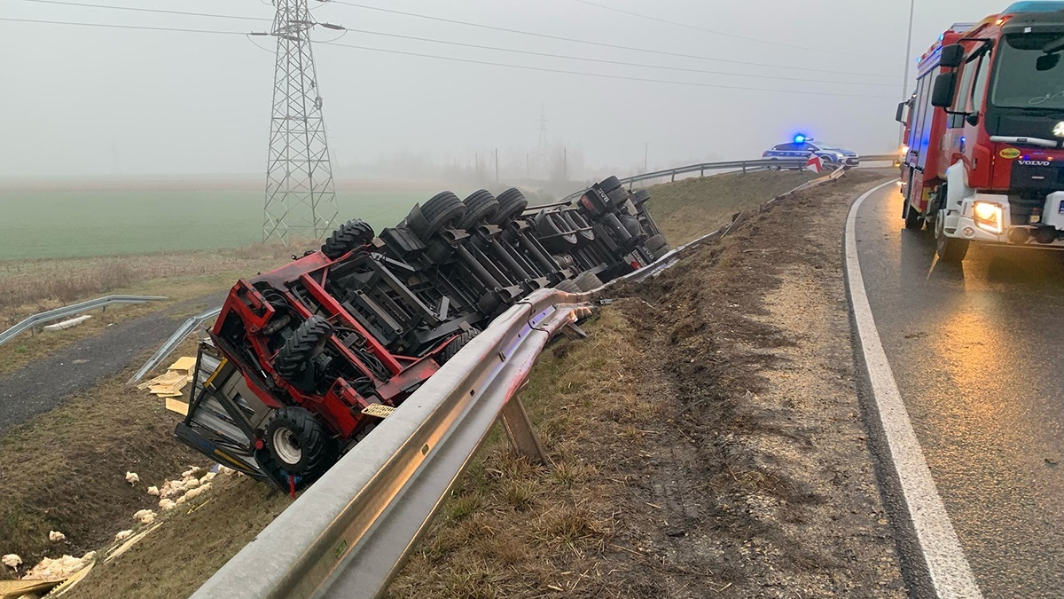 Kluczbork DK45 Wypadek Transportu Kurczakow Fot Pomoc Drogowa Lechmot 2025 03 24 05