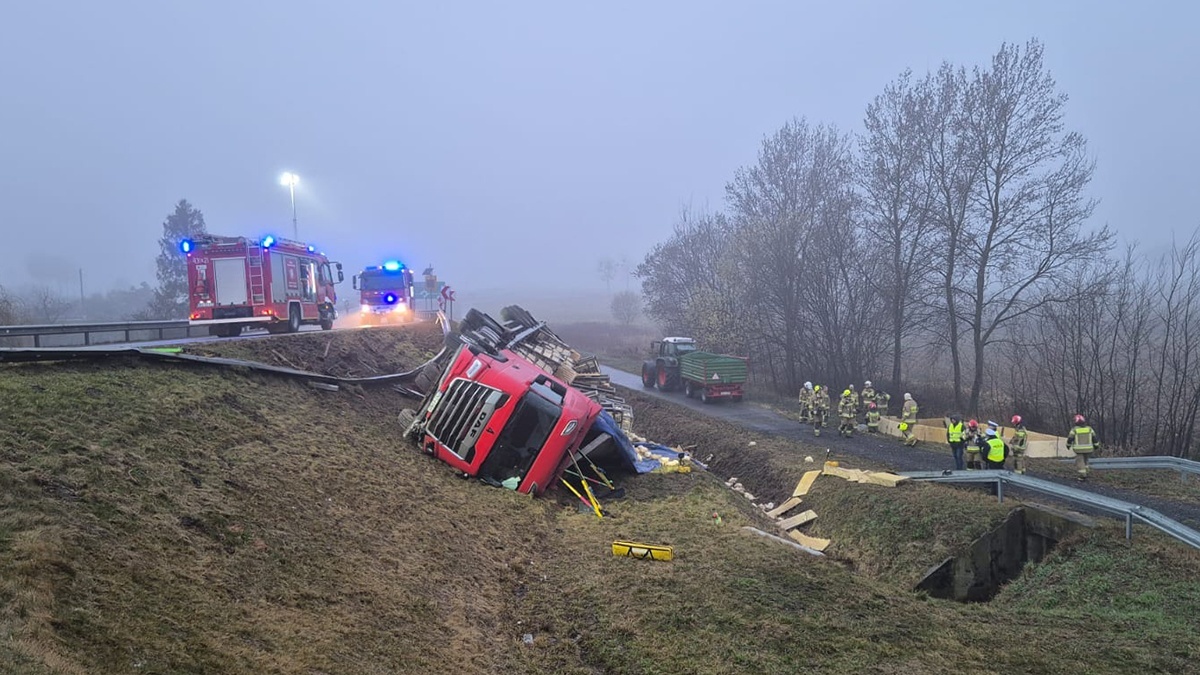 Kluczbork DK45 Wypadek Transportu Kurczakow Fot Pomoc Drogowa Lechmot 2025 03 24 06