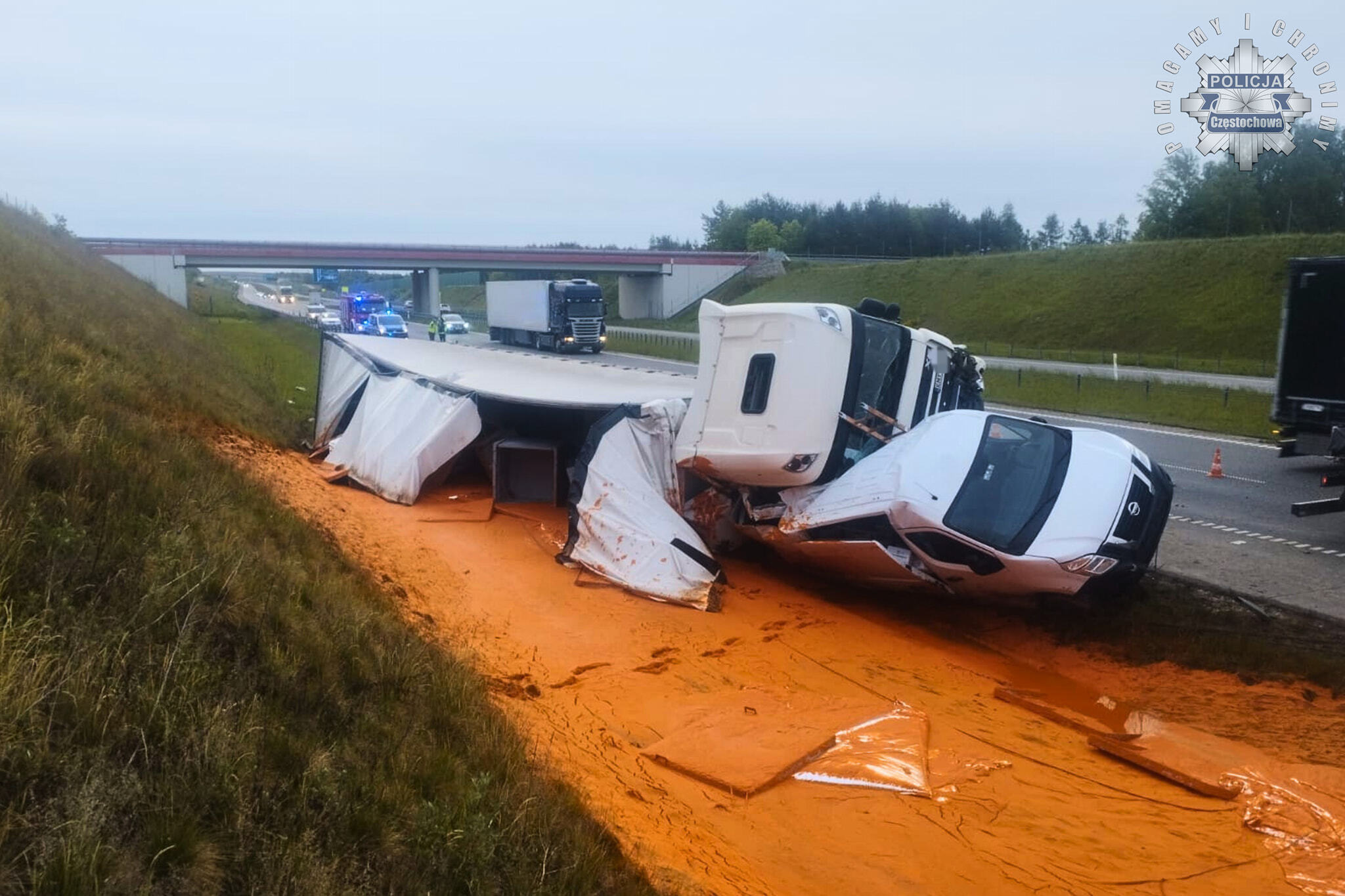 Kolizja na autostradzie A1. Rozlał się sos pomidorowy