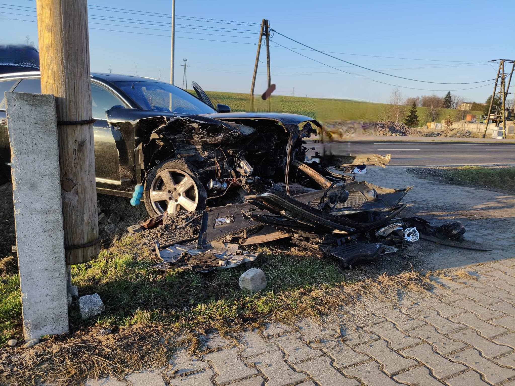 Kornowac (powiat raciborski). Zderzenie Audi ze słupem. 14 marca 2026