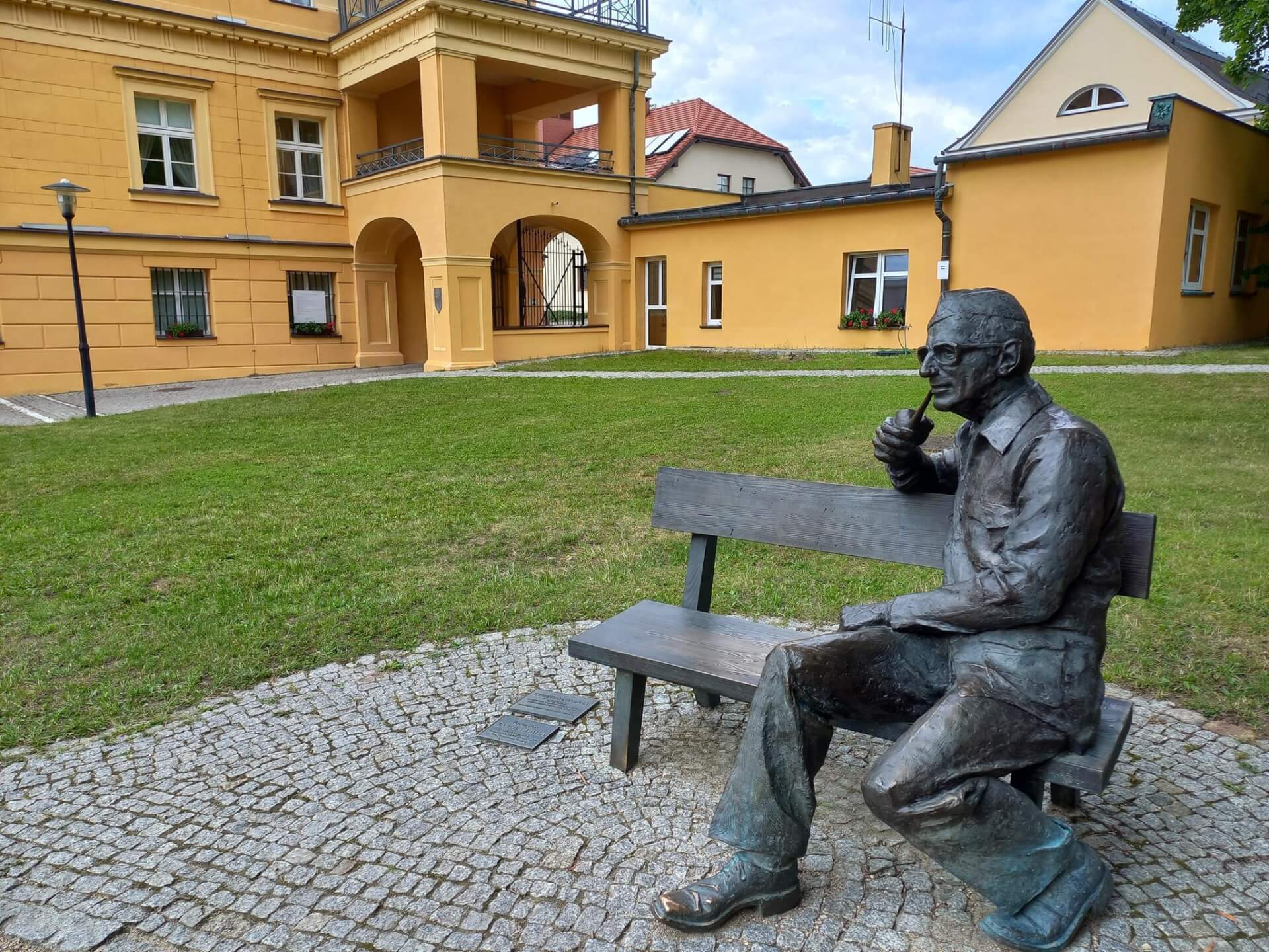Koszęcin, pałac i ławeczka z postacią Stanisława Hadyny. Fot. Katarzyna Pachelska