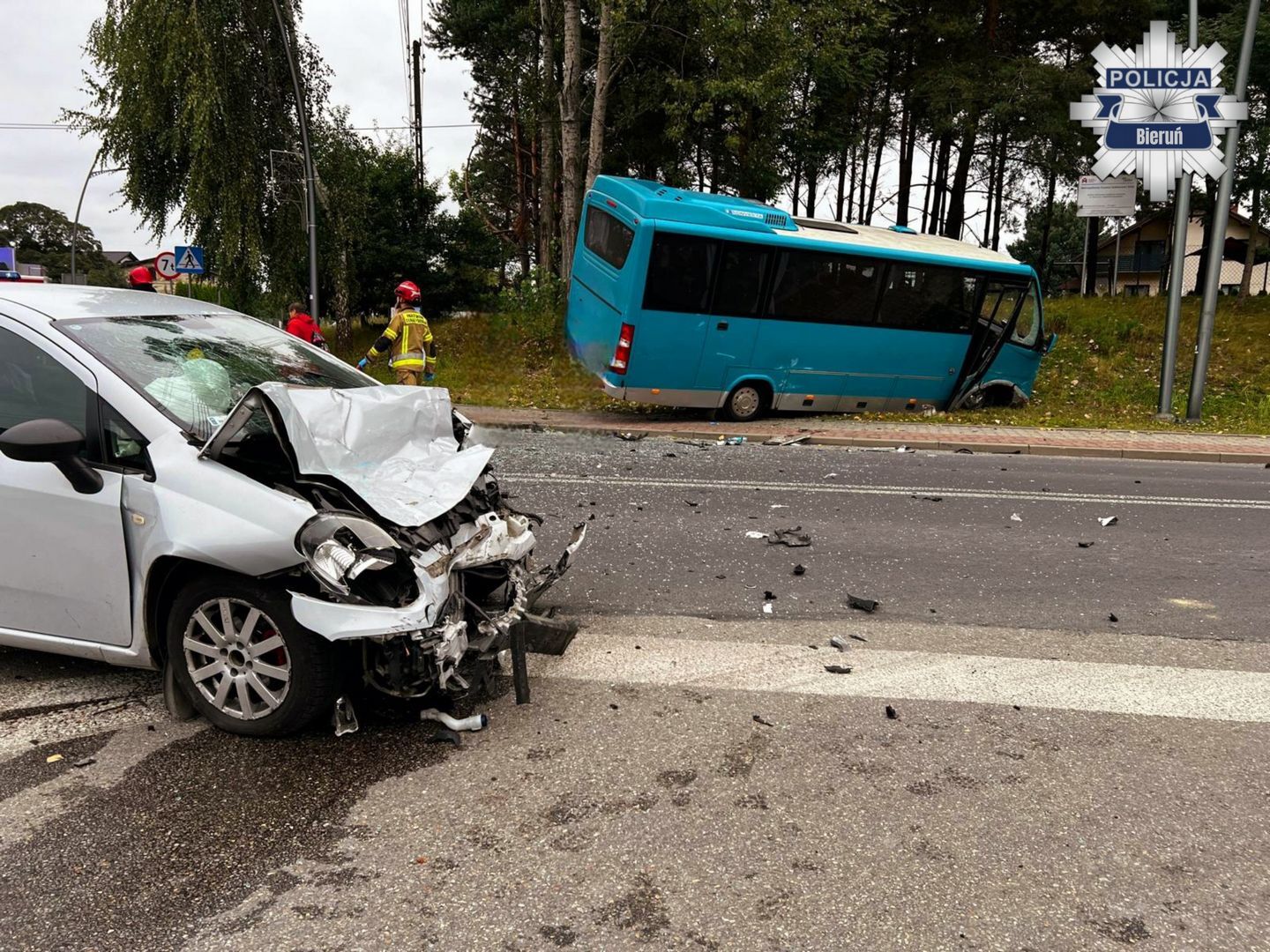 Lędziny. Wypadek autobusu i osobówki na skrzyżowaniu ulic Pokoju i Jagiellońskiej. 7 września 2025.