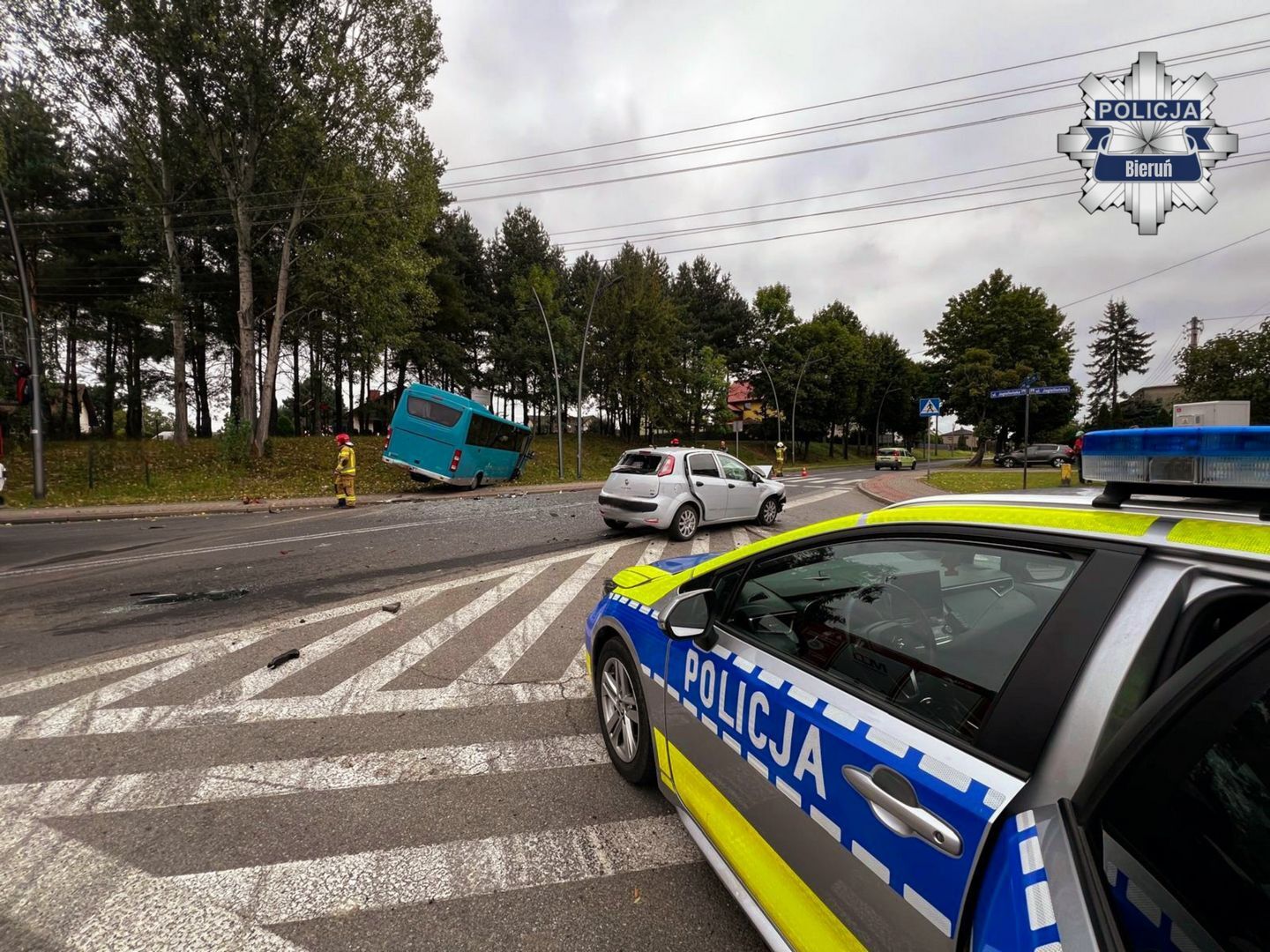 Lędziny. Wypadek autobusu i osobówki na skrzyżowaniu ulic Pokoju i Jagiellońskiej. 7 września 2025.