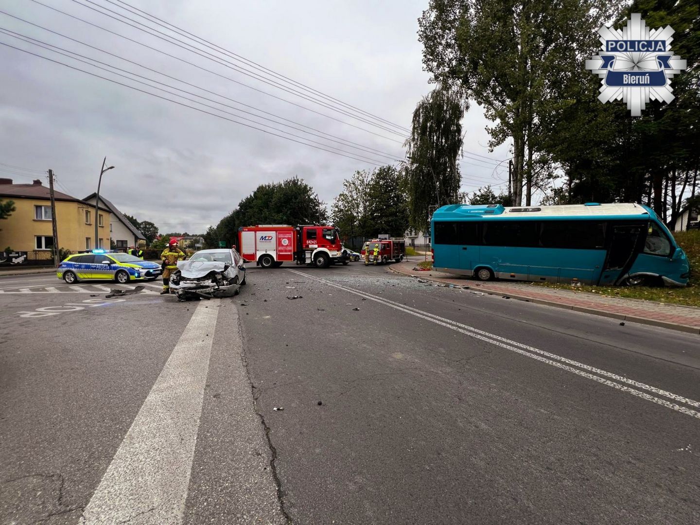 Lędziny. Wypadek autobusu i osobówki na skrzyżowaniu ulic Pokoju i Jagiellońskiej. 7 września 2025.