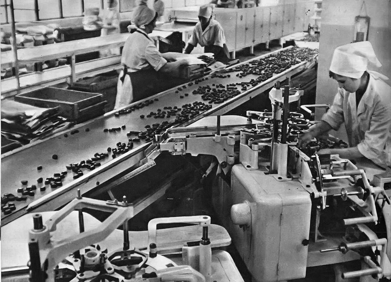 Linia produkcyjna w siemianowickiej Hance w 1969 roku