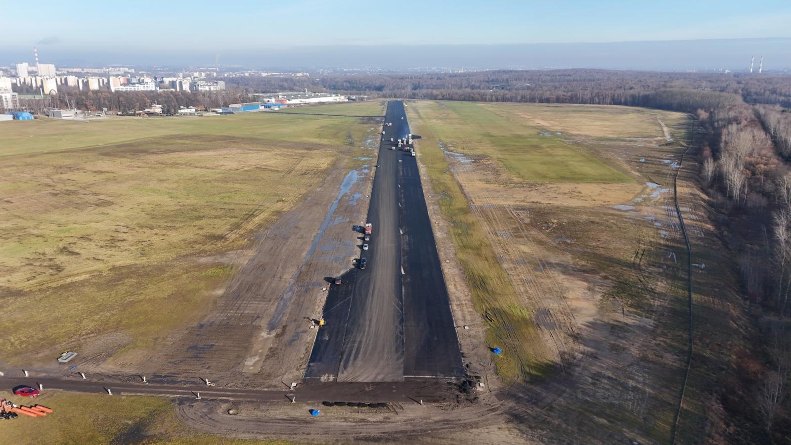 Lotnisko Muchowiec Ukladanie warstwy scieralnej pasa startowego 1