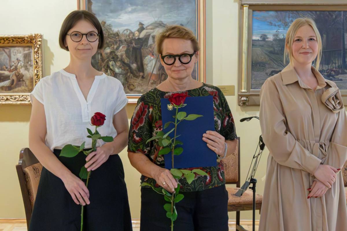 Kadra Muzeum Miejskiego w Tychach odbiera nagrodę