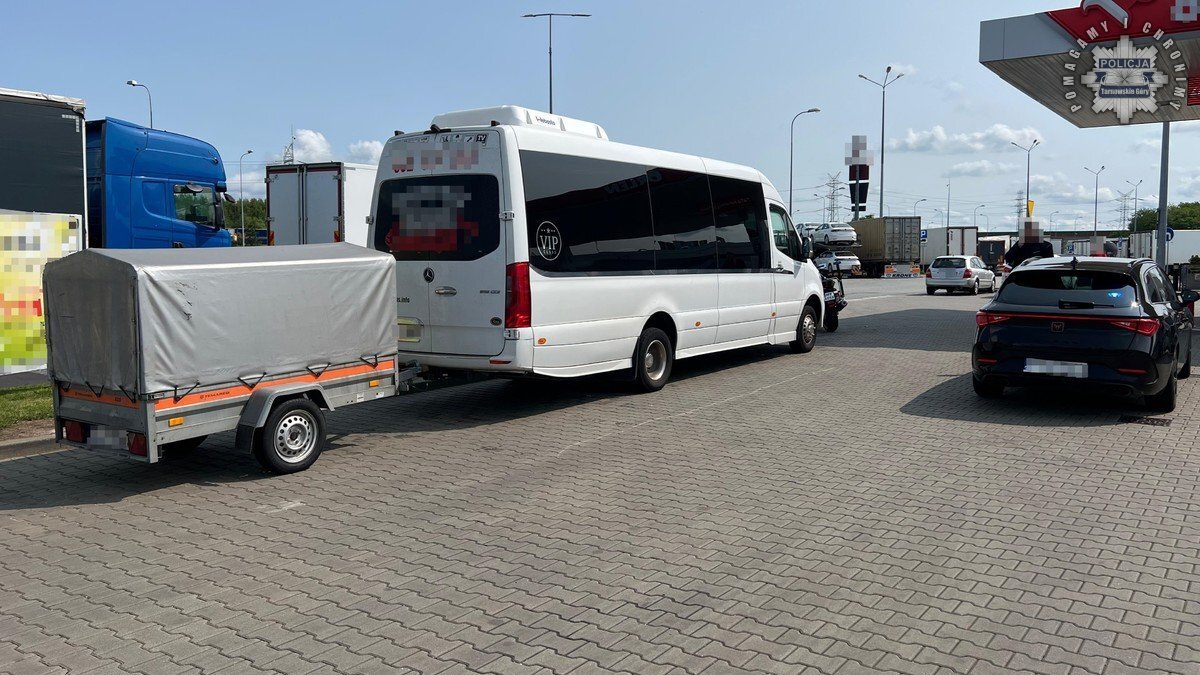 MOP Wieszowa (gmina Zbrosławice, powiat tarnogórski). Zatrzymanie pijanego kierowcy busa z Będzina przez Komisariat Policji Autostradowej w Gliwicach. 5 czerwca 2025.