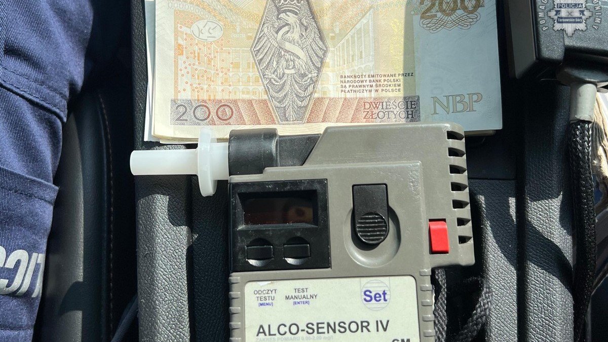 MOP Wieszowa (gmina Zbrosławice, powiat tarnogórski). Zatrzymanie pijanego kierowcy busa z Będzina przez Komisariat Policji Autostradowej w Gliwicach. 5 czerwca 2025.