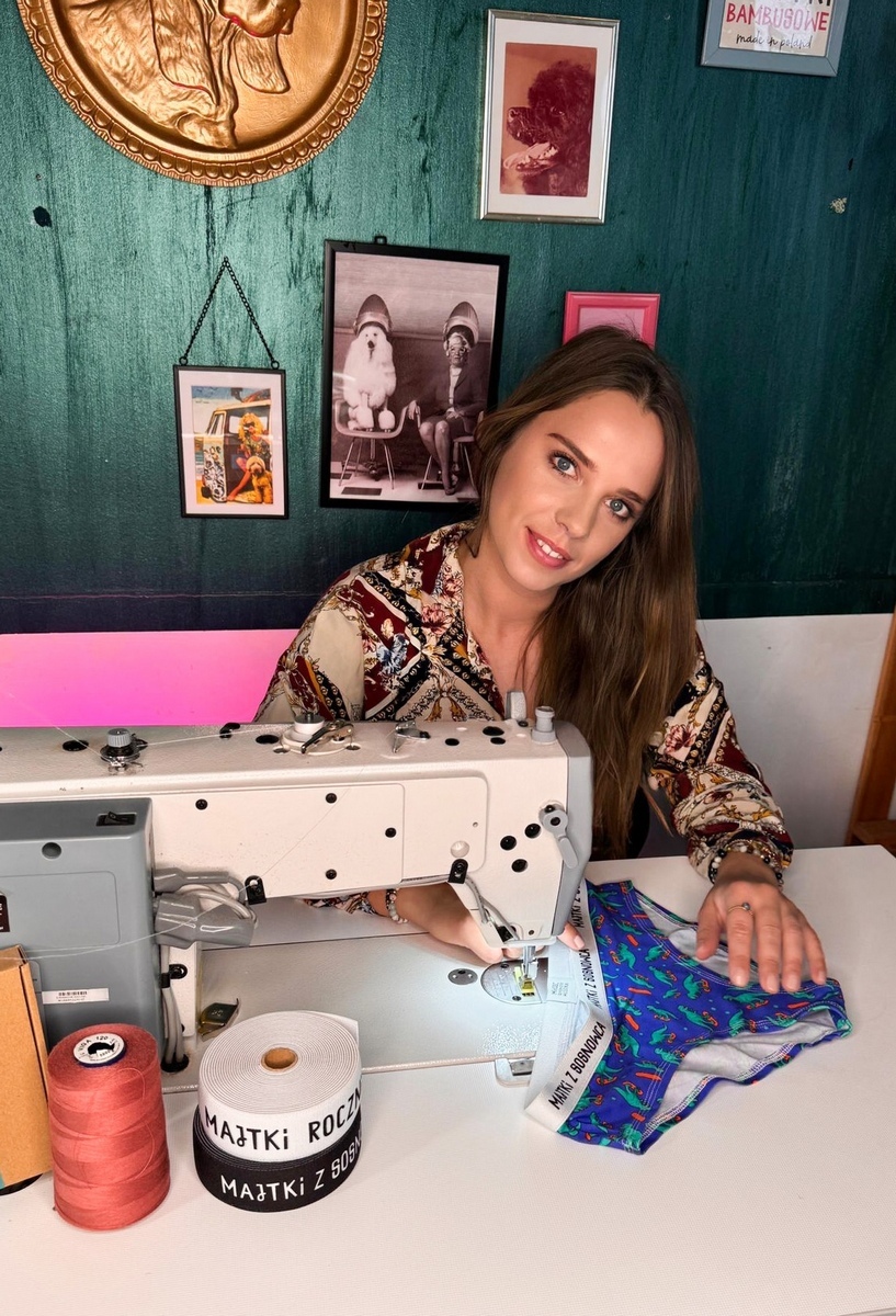 Weronika Twardowska szyje „Majtki z Sosnowca”.
