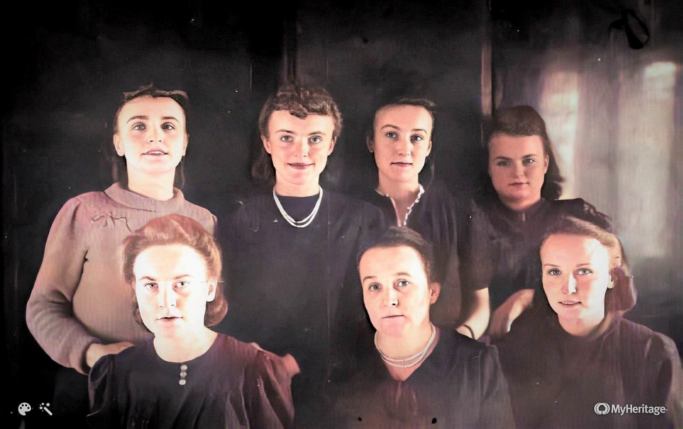 Maria Kowol (w dolnym rzędzie w środku) z córkami. Pierwsza z lewej u góry to Joanna