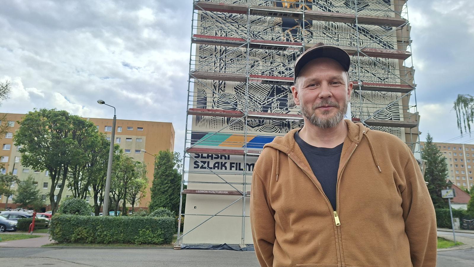 Mariusz Waras, autor muralu Śląskiego Szlaku Filmowego w Giszowcu