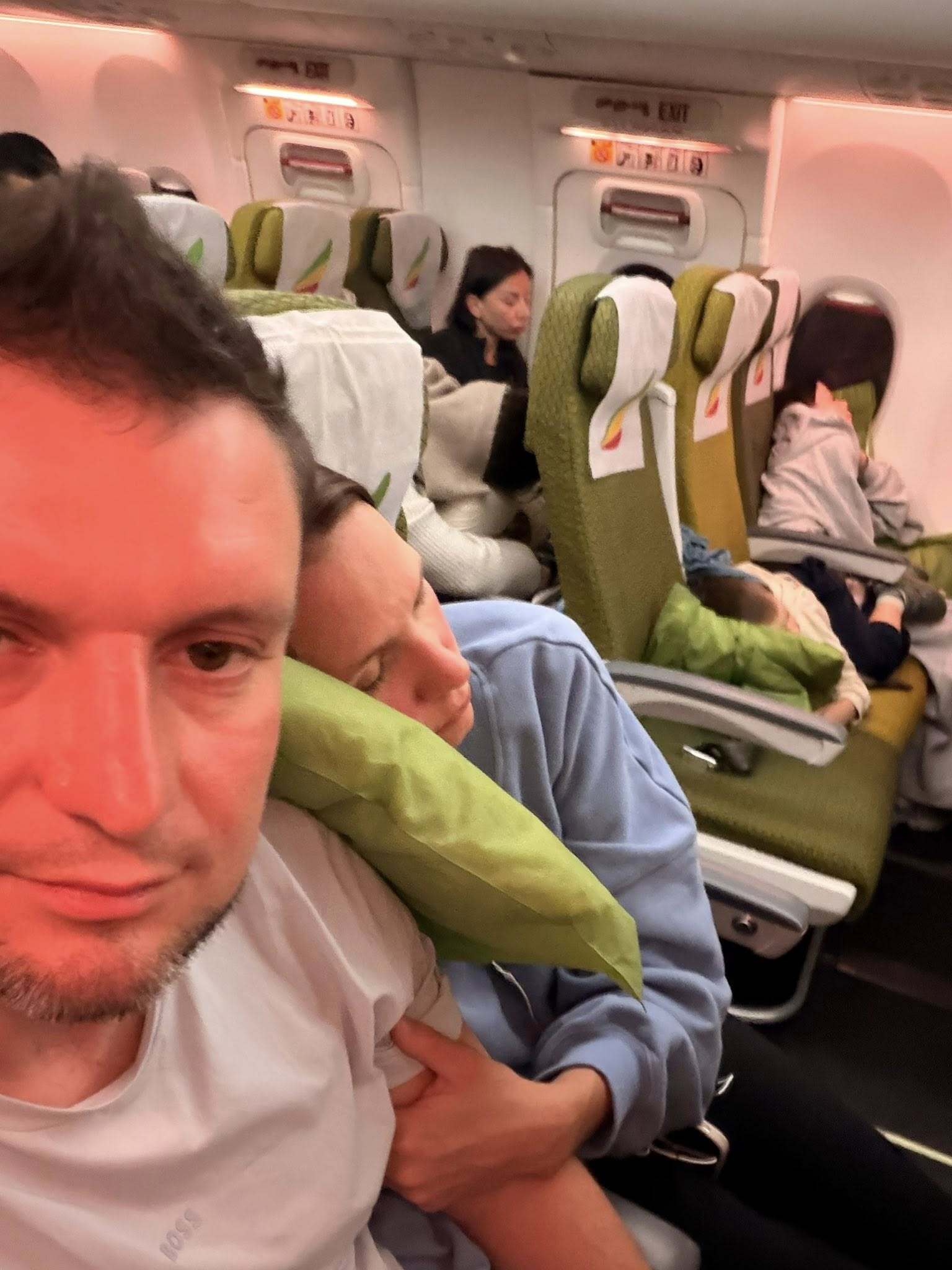 Rodzina Rozewiczów na pokładzie samolotu z Omanu do Etiopii