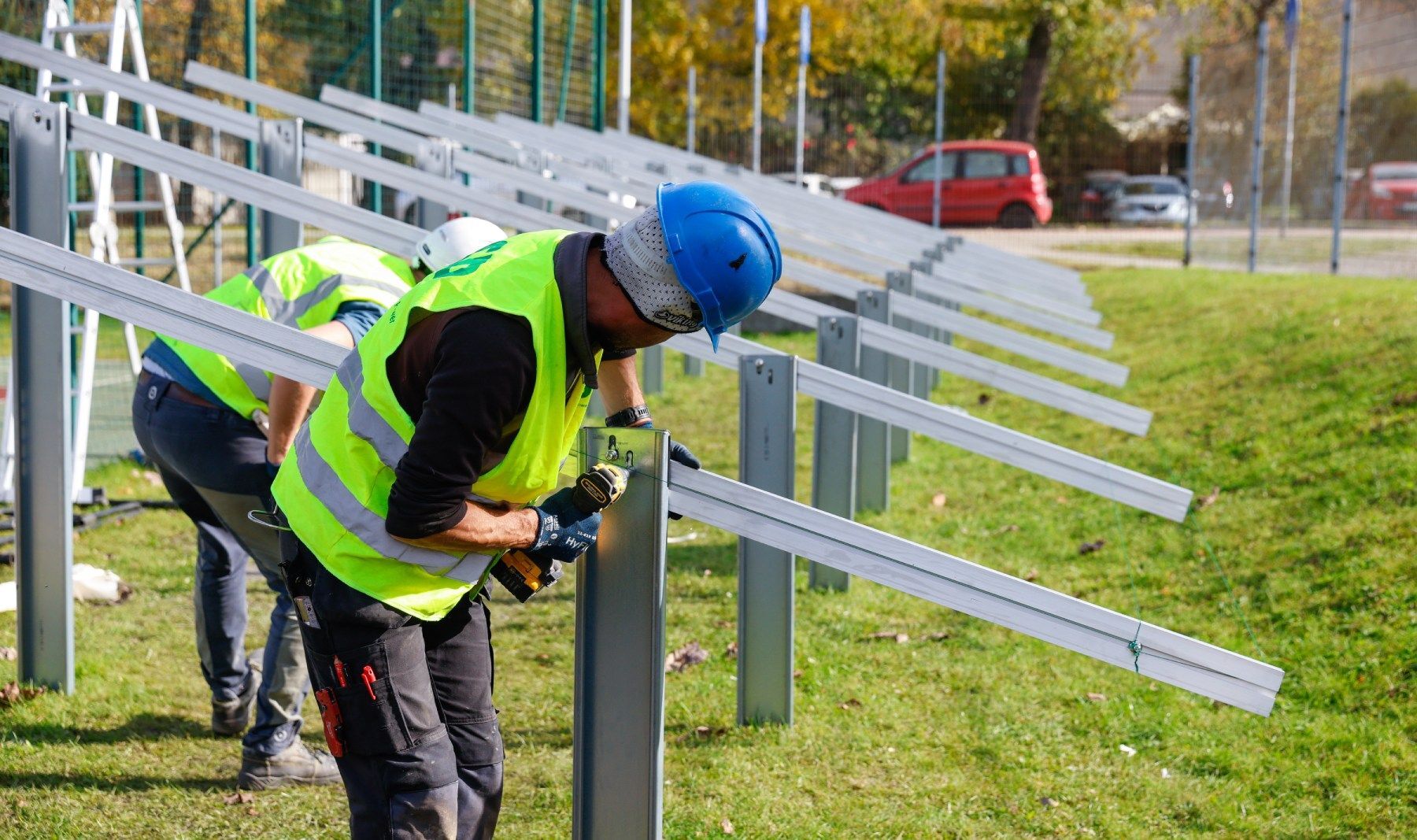 Montaż instalacji fotowoltaicznej. Na zdjęciu ubiegłoroczny montaż takiej instalacji przy OS Słowian