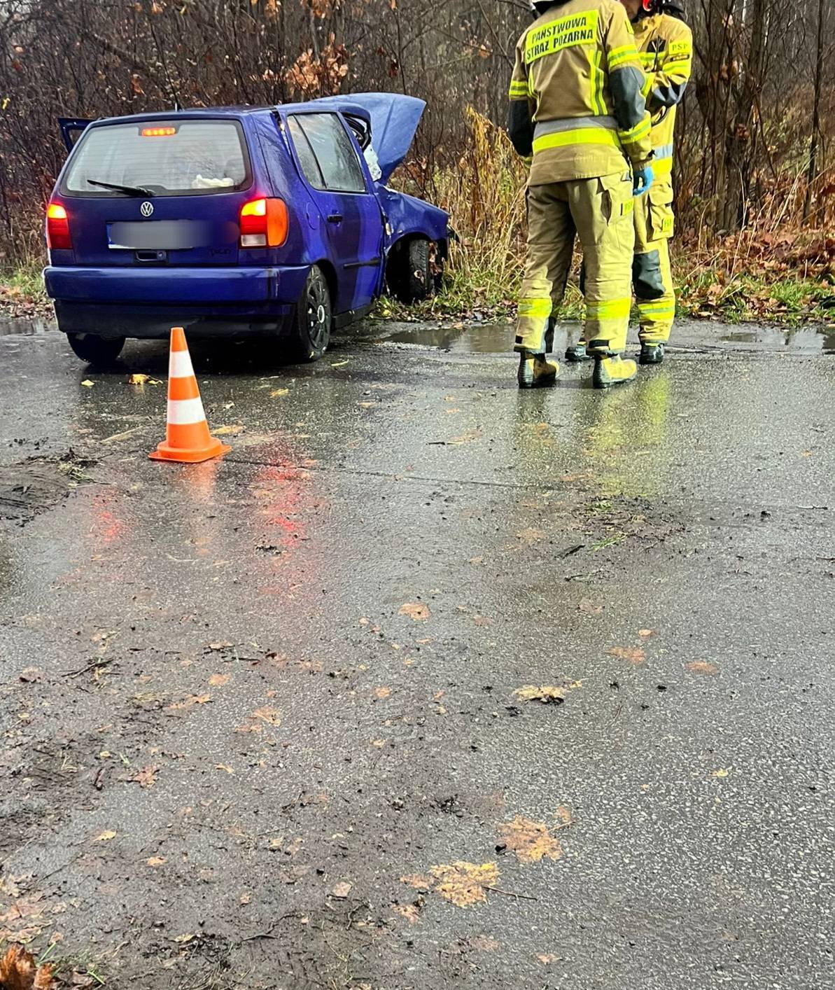 Mysłowice-Dziećkowice. Ulica Długa. Zderzenie VW Polo z drzewem. 10 listopada 2025.