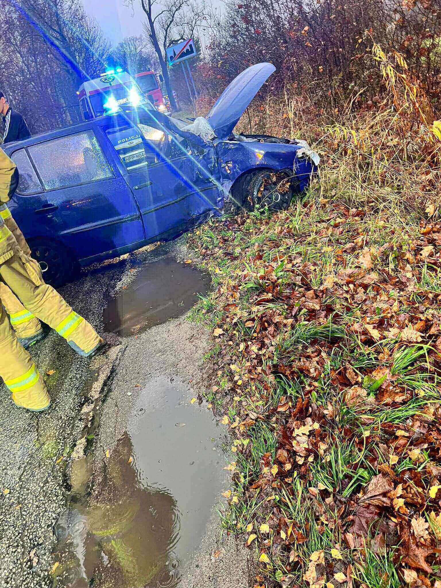 Mysłowice-Dziećkowice. Ulica Długa. Zderzenie VW Polo z drzewem. 10 listopada 2025.