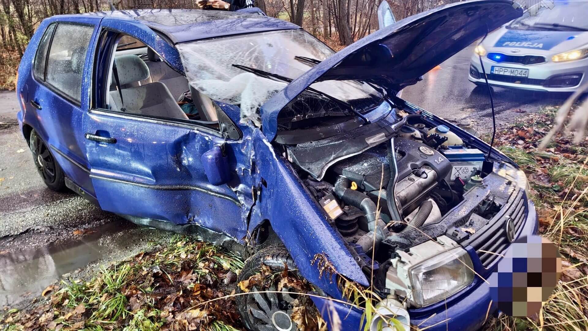 Mysłowice-Dziećkowice. Ulica Długa. Zderzenie VW Polo z drzewem. 10 listopada 2025.