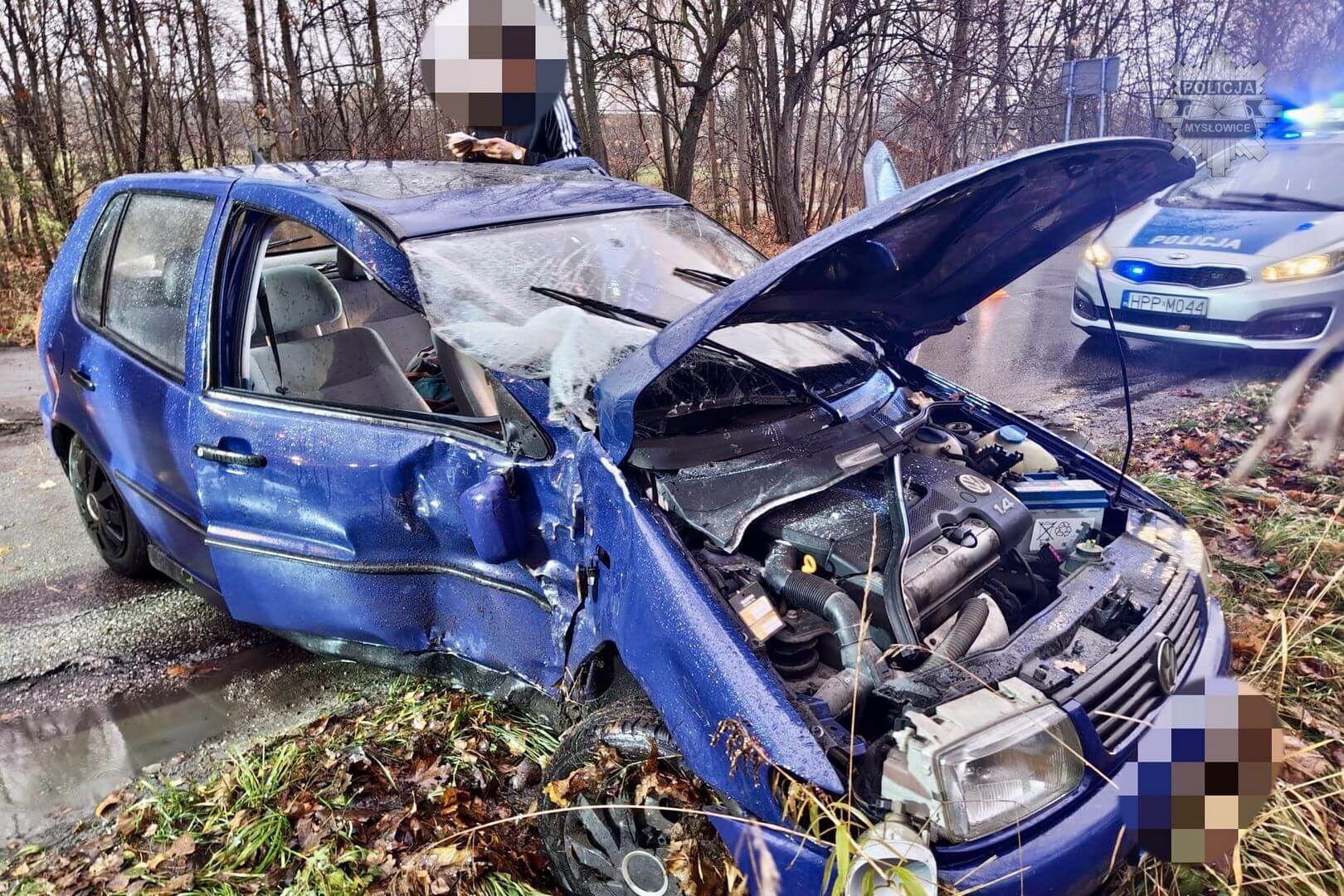 Mysłowice-Dziećkowice. Ulica Długa. Zderzenie VW Polo z drzewem. 10 listopada 2025.