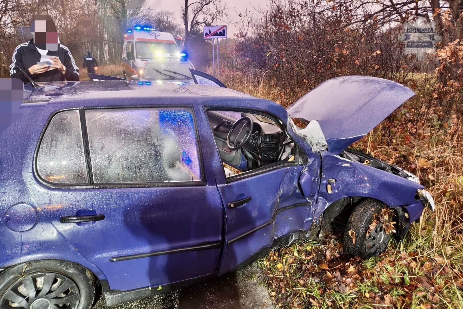 Mysłowice-Dziećkowice. Ulica Długa. Zderzenie VW Polo z drzewem. 10 listopada 2025.