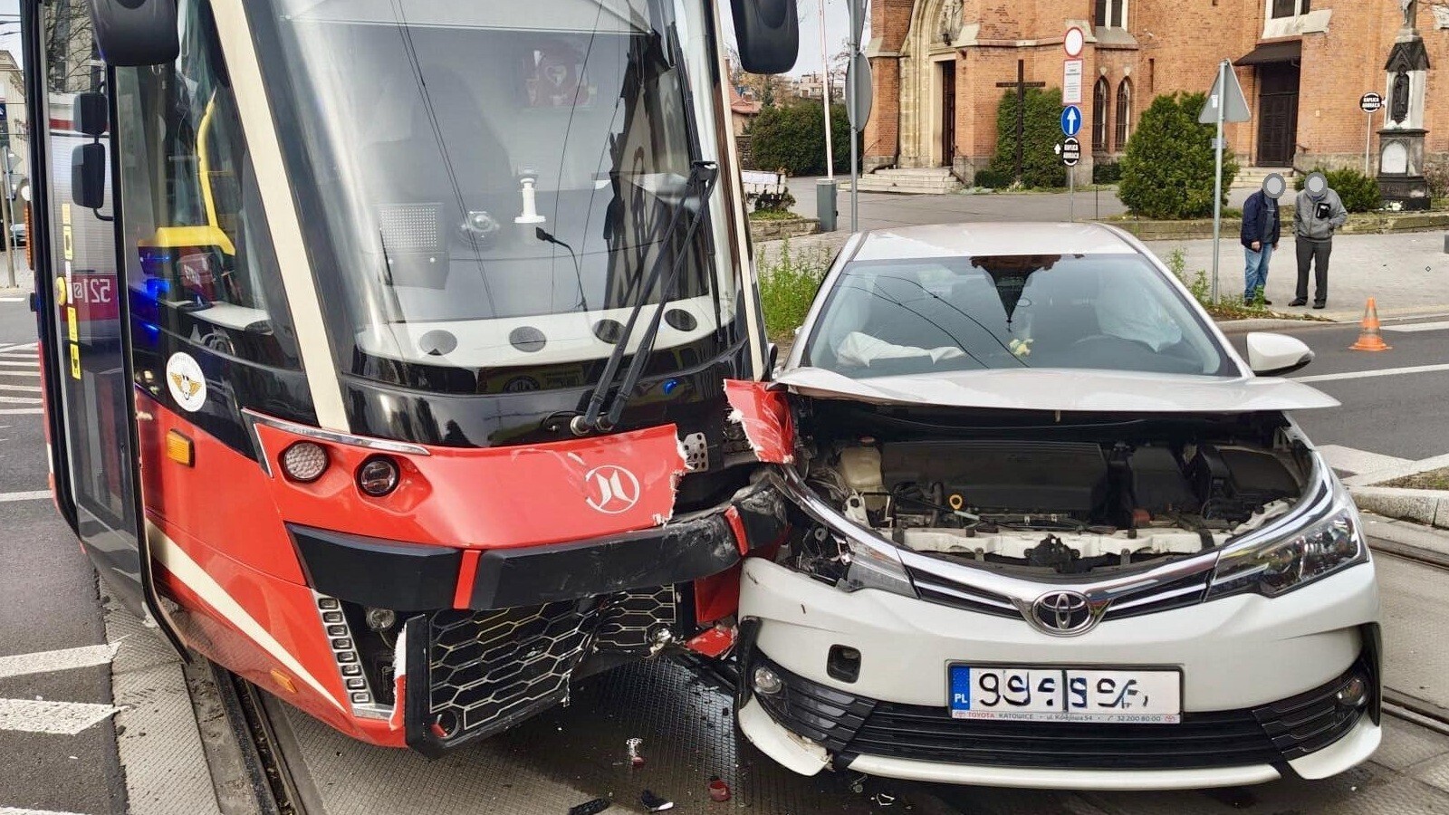 Mysłowice. 60-latek nie zauważył tramwaju. Dzwon zakończył się utrudnieniami, uszkodzeniami pojazdów, wizytą w szpitalu i mandatem. FOTO