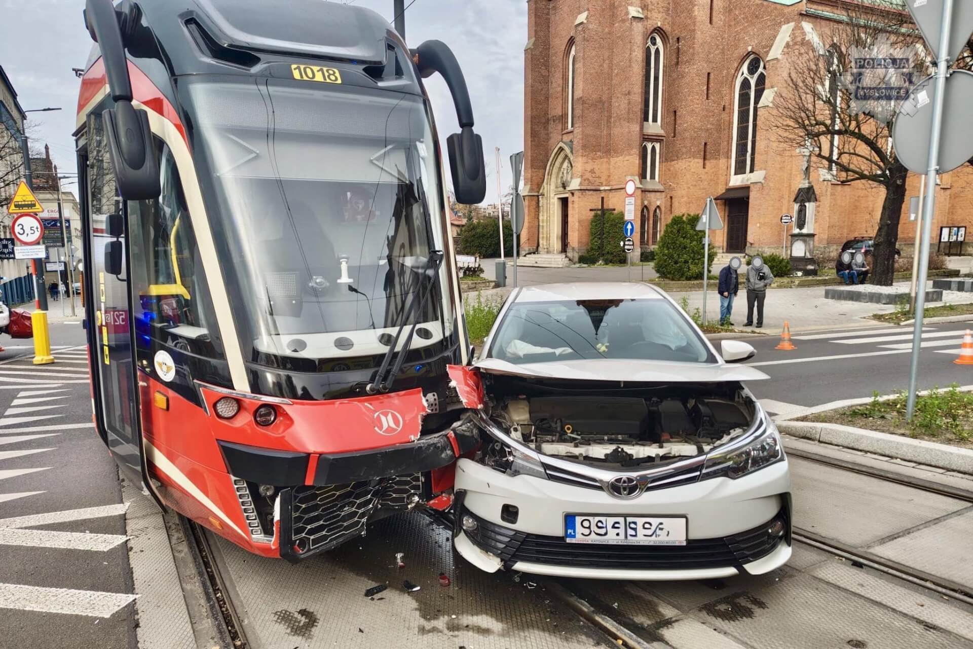 Mysłowice-centrum. Ulica Krakowska – zderzenie tramwaju z samochodem osobowym. 2 listopada 2025.