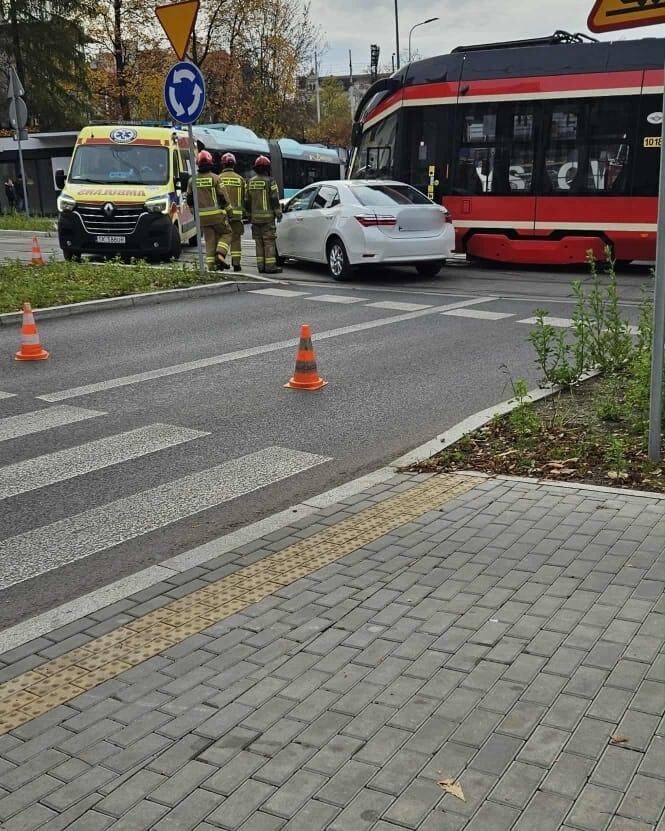 Mysłowice-centrum. Ulica Krakowska – zderzenie tramwaju z samochodem osobowym. 2 listopada 2025.
