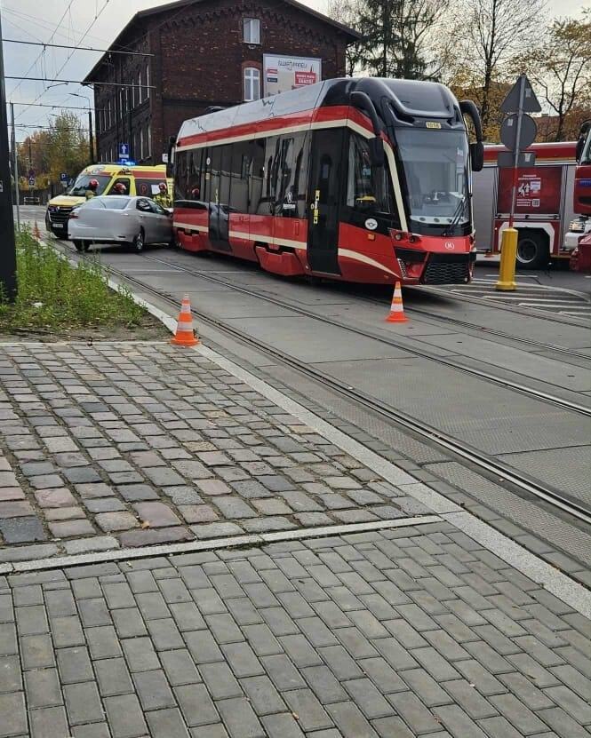 Mysłowice-centrum. Ulica Krakowska – zderzenie tramwaju z samochodem osobowym. 2 listopada 2025.