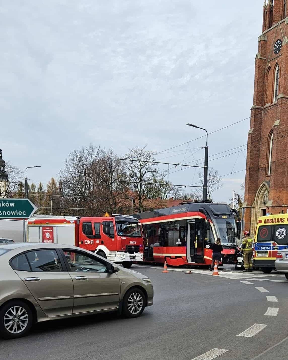Mysłowice-centrum. Ulica Krakowska – zderzenie tramwaju z samochodem osobowym. 2 listopada 2025.