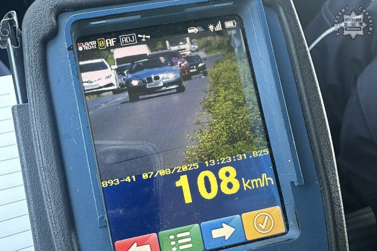 Mysłowice. Zdjęcie z fotoradaru przy ulicy Obrzeżnej Północnej; BMW z Sosnowca przekracza ograniczenie prędkości o 58 km/h. 7 sierpnia 2025.