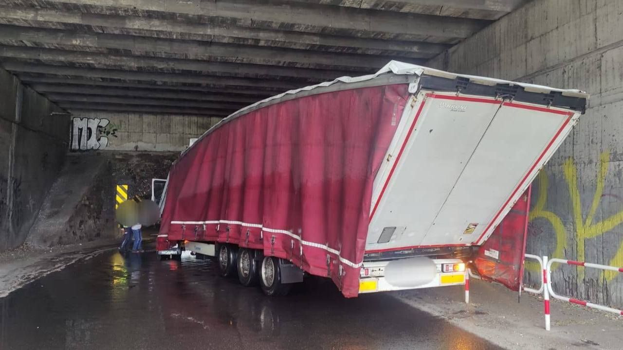 Mysłowice. Wiadukt kolejowy nad ulicą Obrzeżną Północną. Zderzenie ciężarówki ze stropem. 30 września 2025.