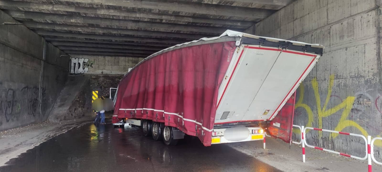 Mysłowice. Wiadukt kolejowy nad ulicą Obrzeżną Północną. Zderzenie ciężarówki ze stropem. 30 września 2025.