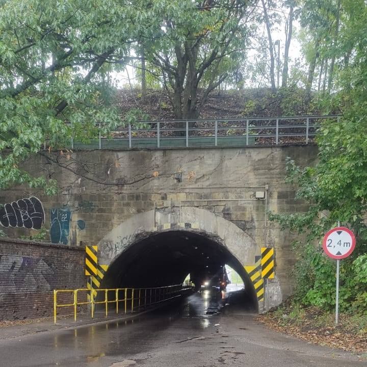 Mysłowice. Wiadukt kolejowy nad ulicą Obrzeżną Północną. Zderzenie ciężarówki ze stropem. 30 września 2025.