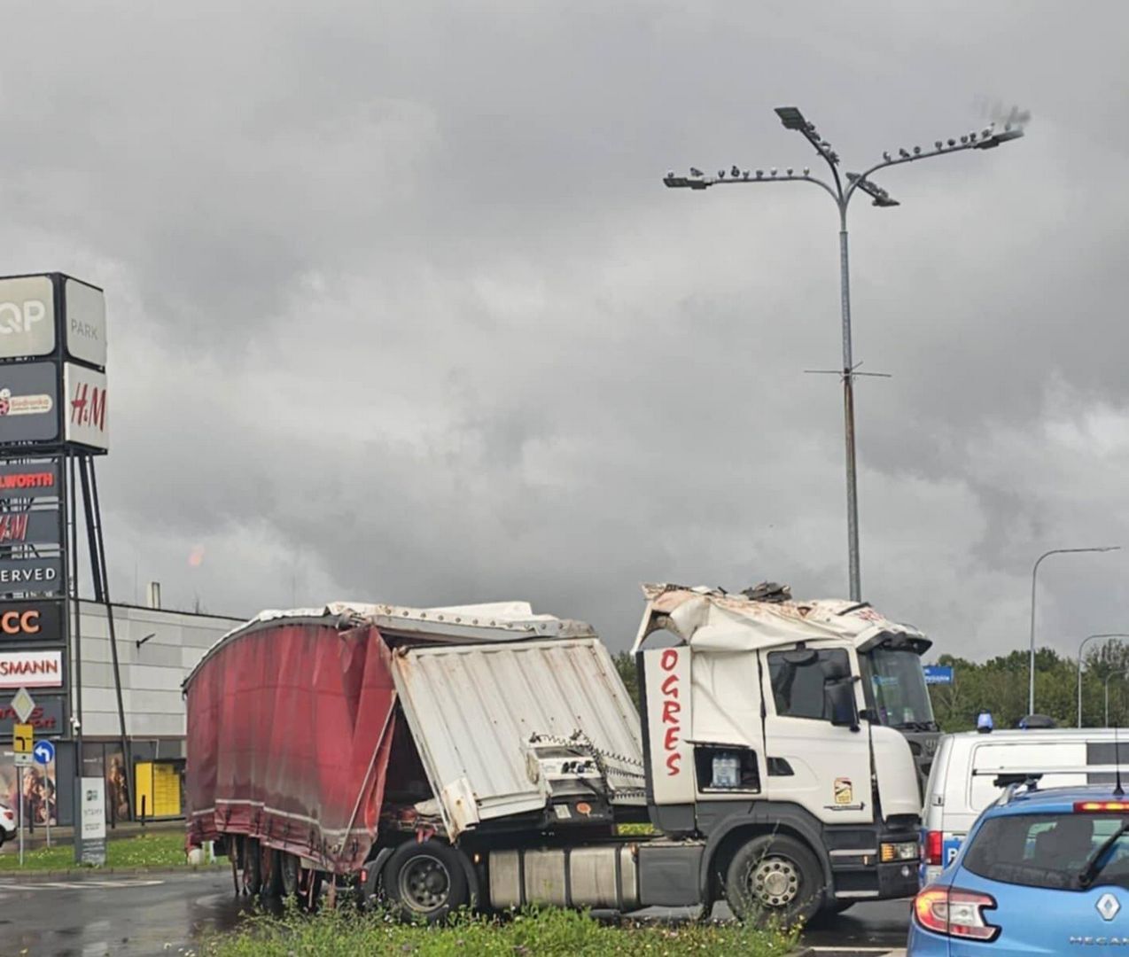 Mysłowice. Wiadukt kolejowy nad ulicą Obrzeżną Północną. Zderzenie ciężarówki ze stropem. 30 września 2025.