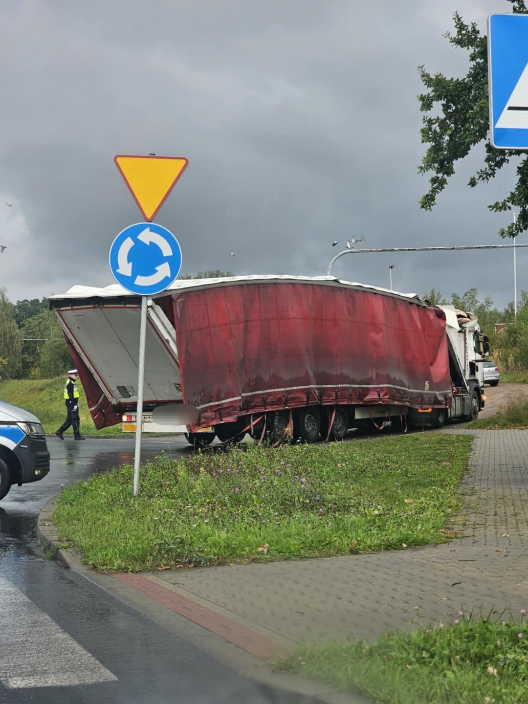 Mysłowice. Wiadukt kolejowy nad ulicą Obrzeżną Północną. Zderzenie ciężarówki ze stropem. 30 września 2025.