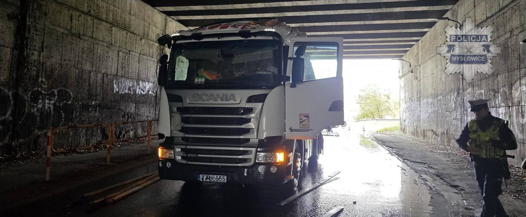 Mysłowice. Wiadukt kolejowy nad ulicą Obrzeżną Północną. Zderzenie ciężarówki ze stropem. 30 września 2025.