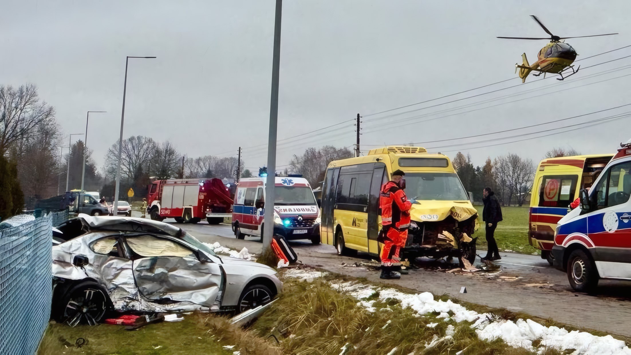 Mysłowice-Wesoła. Wypadek przy ul. 3 Maja. BMW zderzyło się z autobusem. 25 listopada 2025.