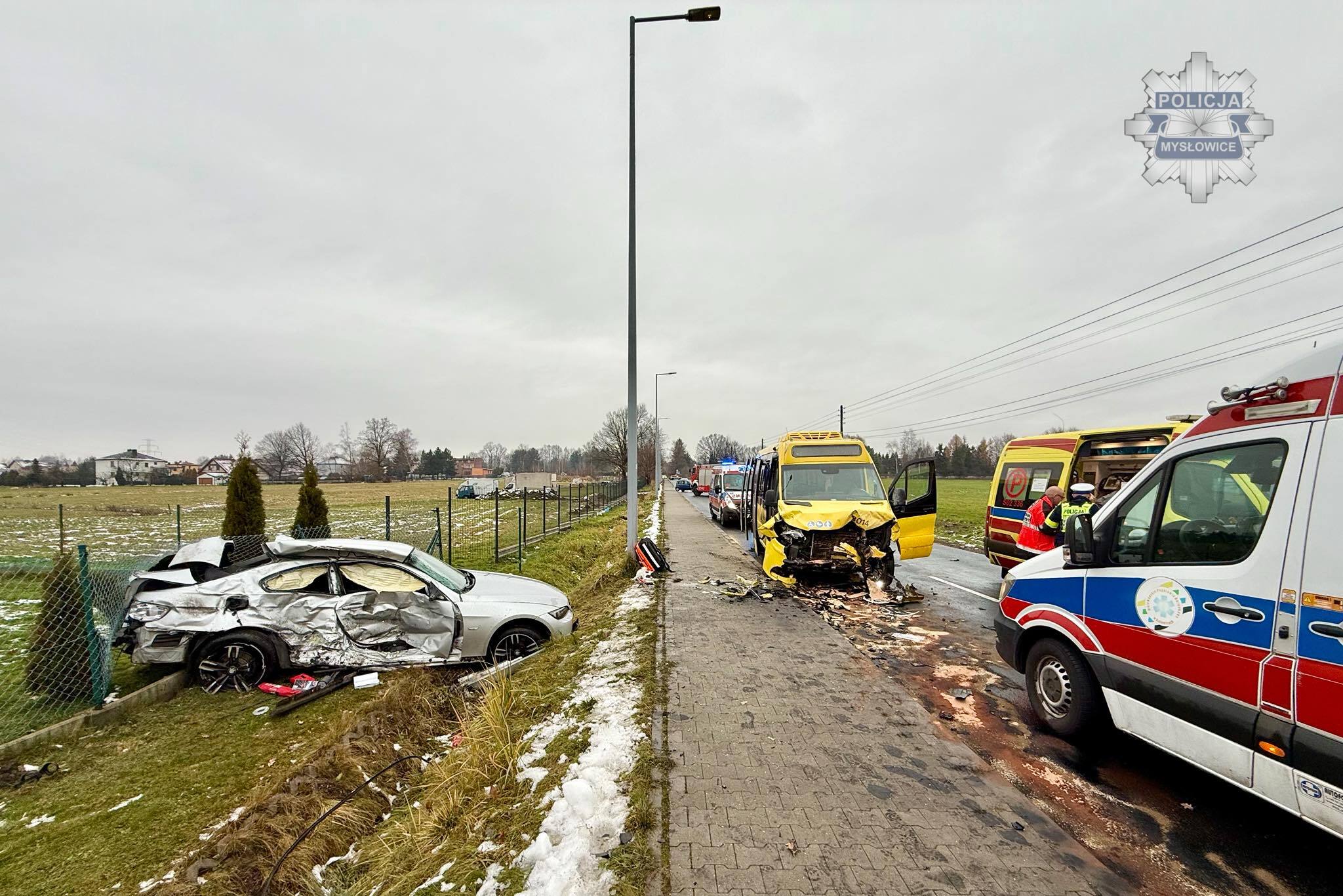 Mysłowice-Wesoła. Wypadek przy ul. 3 Maja. BMW zderzyło się z autobusem. 25 listopada 2025.