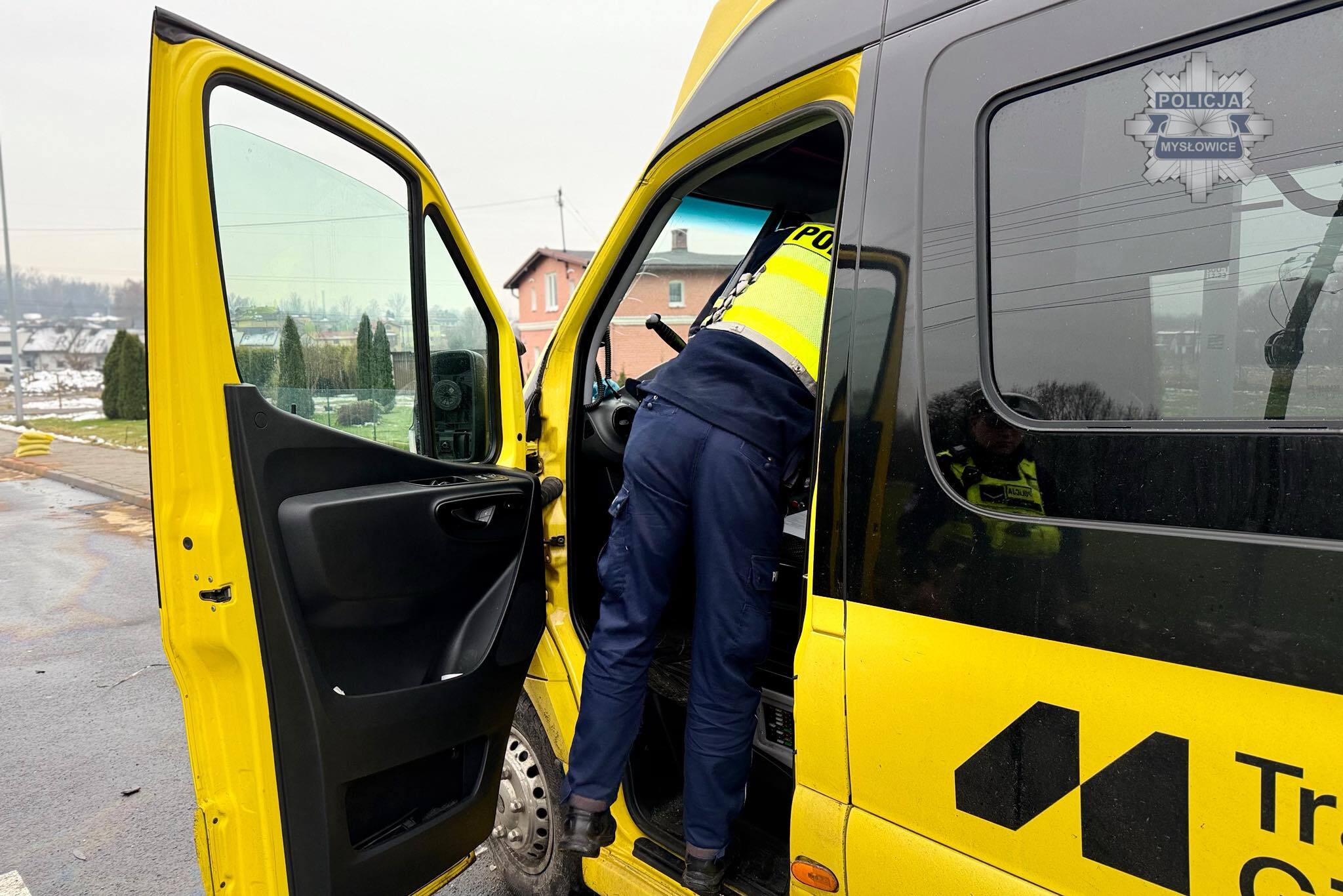 Mysłowice-Wesoła. Wypadek przy ul. 3 Maja. BMW zderzyło się z autobusem. 25 listopada 2025.