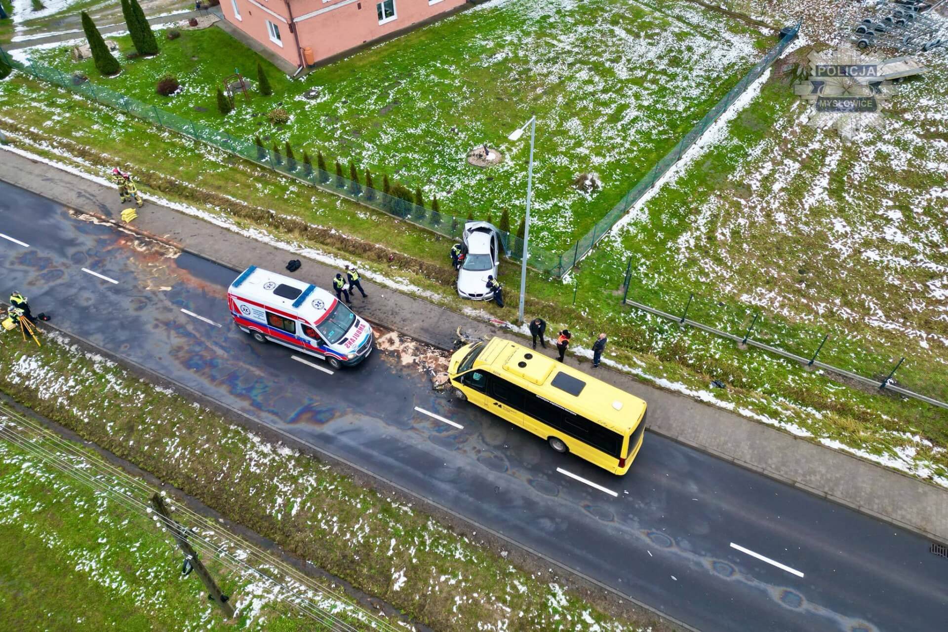 Mysłowice-Wesoła. Wypadek przy ul. 3 Maja. BMW zderzyło się z autobusem. 25 listopada 2025.