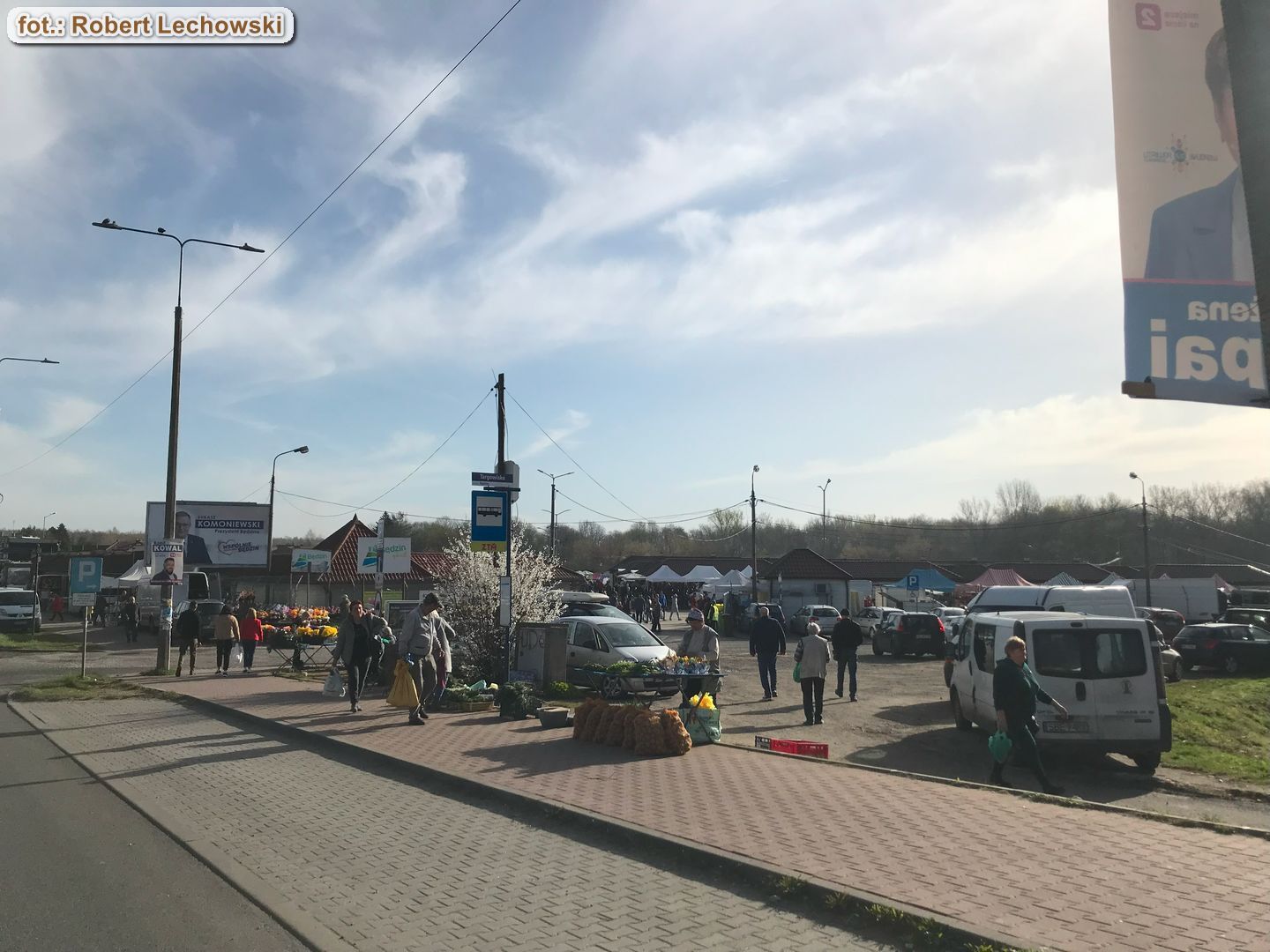 Na kole na pyry z gziką. Wyprawa rowerowa z Sosnowca do Poznania. Targ w Będzinie pełen ludzi. Zakupy przed samymi świętami oraz kampania wyborcza do samorządów lokalnych. 30 marca 2024.