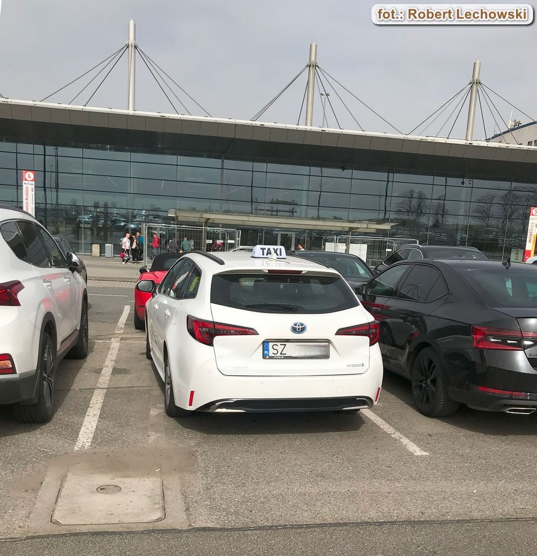 Na kole na pyry z gziką. Wyprawa rowerowa z Sosnowca do Poznania. Taksówka agresywnego kierowcy na parkingu lotniskowym w Pyrzowicach. 30 marca 2024.