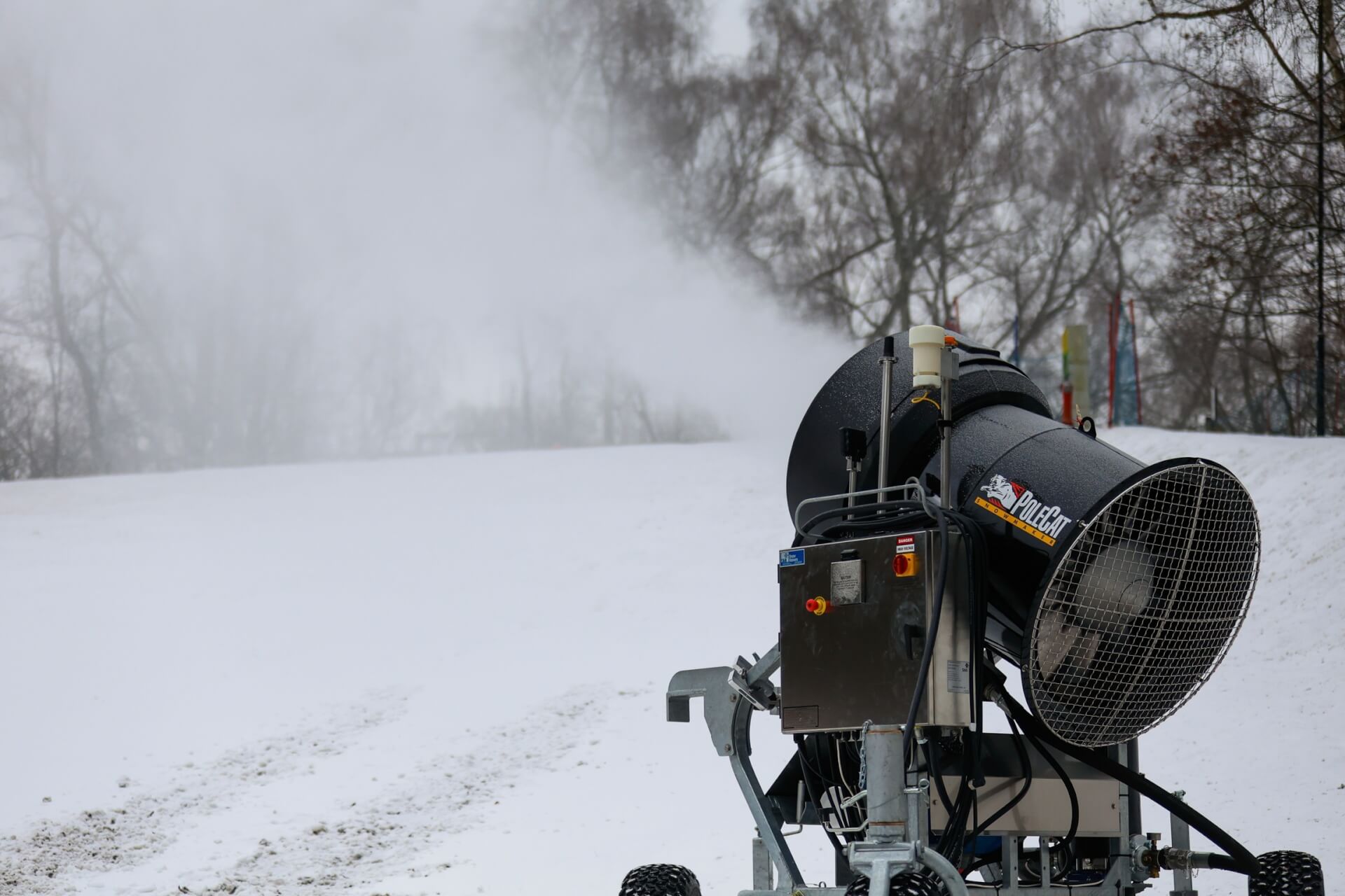 Trwa naśnieżanie toru saneczkowego i górki w Parku Kościuszki
