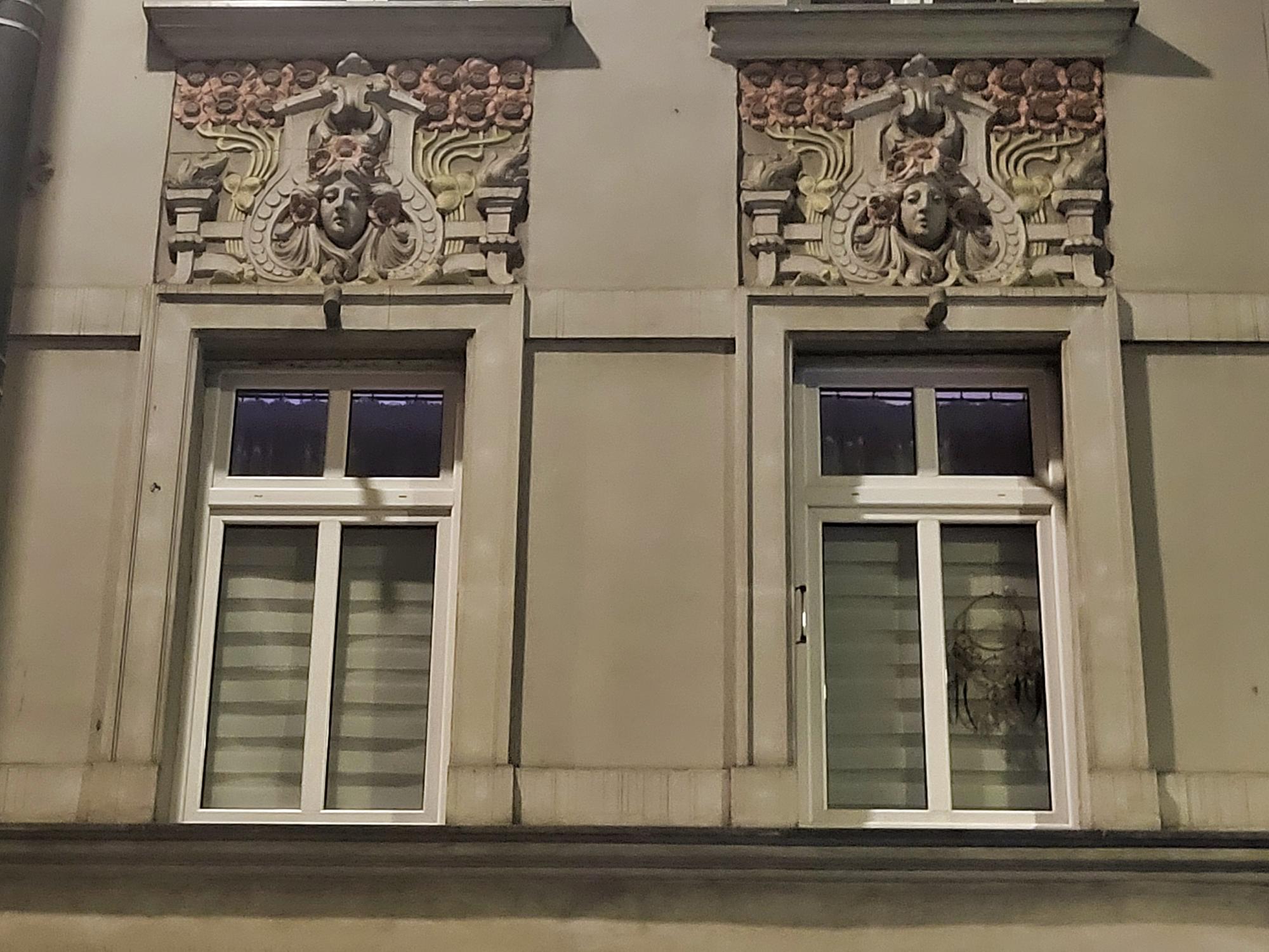 Nocą fasady mysłowickich kamienic nabierają innego wyrazu